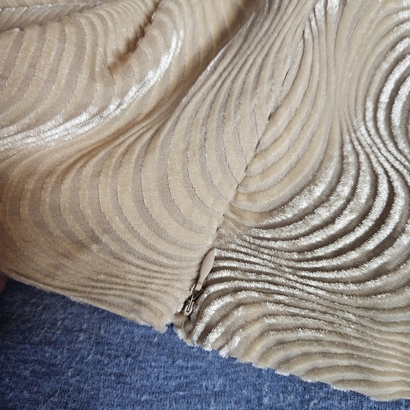 Talbots Light Golden Tan Wave Pattern Velvet Silk Blend Pullover Blouse Size 14W - Picture 6 of 8